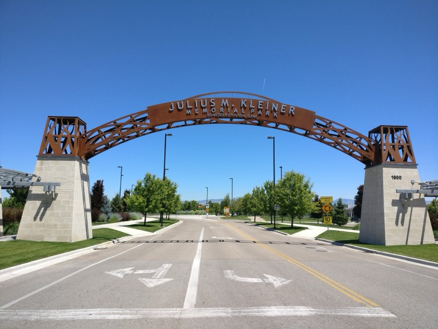 Photo: Kencf0618 / Wikimedia Commons, CC BY-SA 4.0 The entrance arch at Julius M. Kleiner Memorial Park
